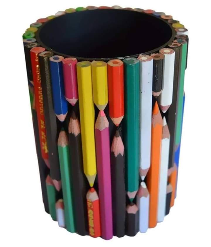 A pencil holder made up of pencil colours
