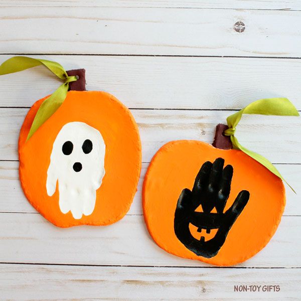 Sprucing up Halloween decorations using pumpkin theme crafts