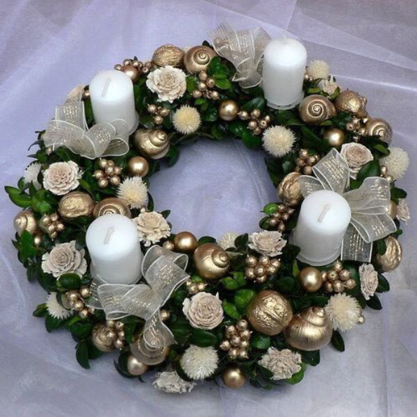 Christmas Table Ornaments white candles wreath
