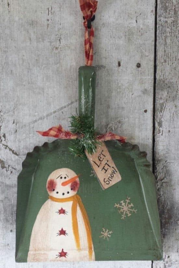 Rejuvenated Christmas Projects from Old Items! The Dustpan Christmas Decoration