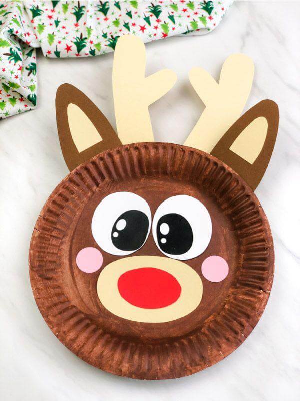 Simple Christmas paper plate craft for youngsters.