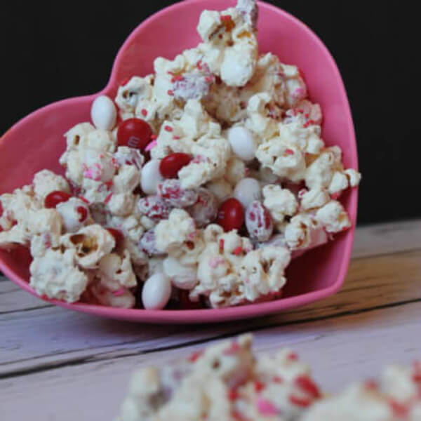 Easy Peppermint Popcorn Dessert Recipe Idea Using White Chocolate