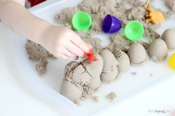 Making Dinosaurs  Egg With Kinetic Sand