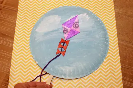 Flying Kite Day Paper Plate Art & Craft For Preschoolers