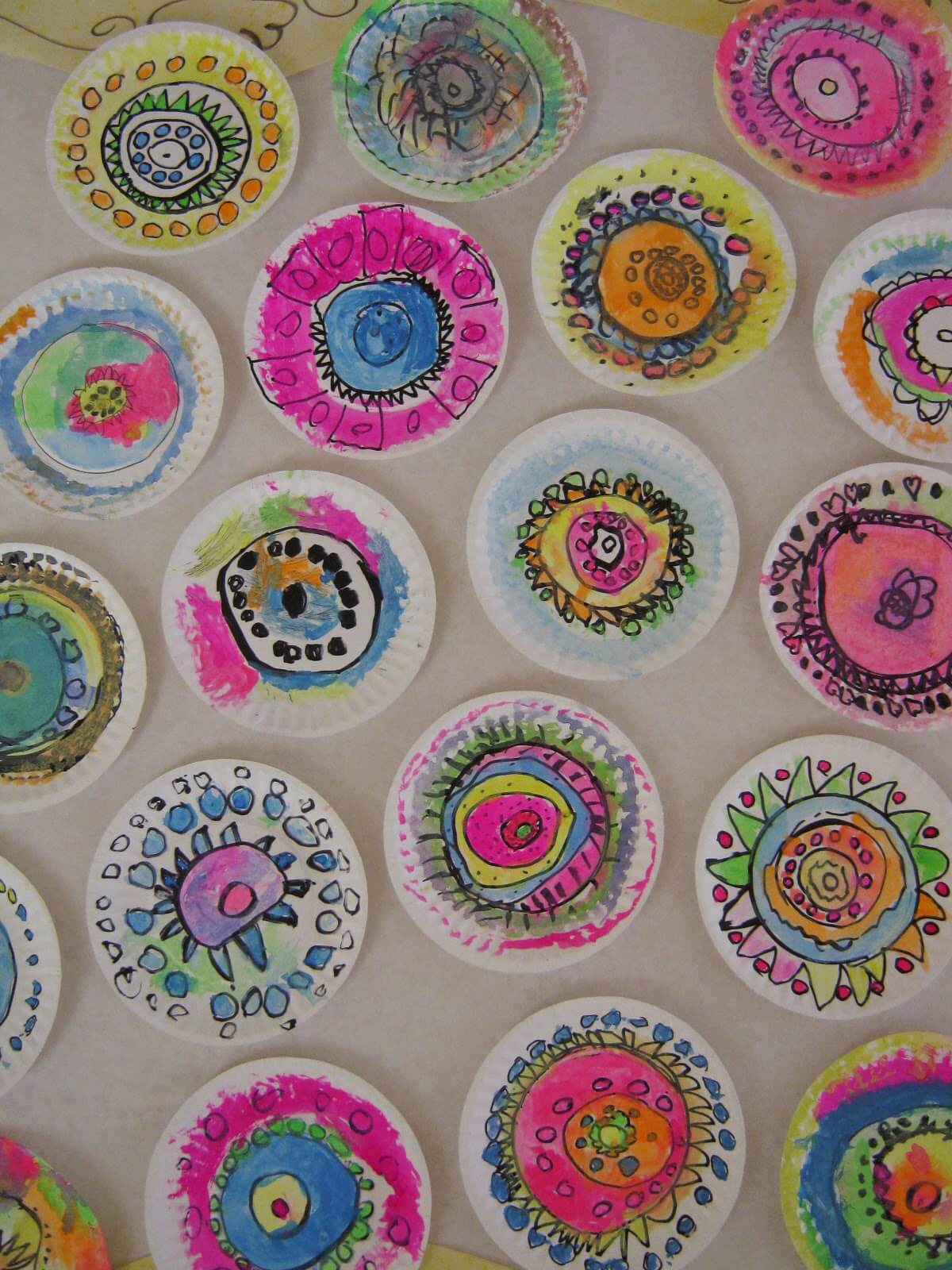 Paper Plate Dot Art Project For Preschoolers