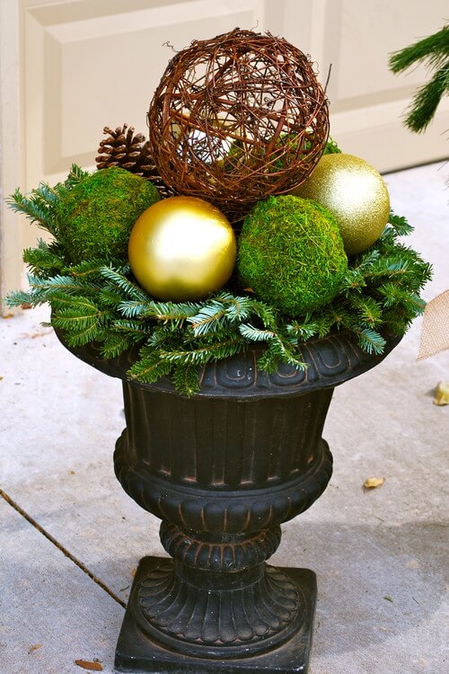 Adorable Outdoor Urn Filling Idea With Christmas Ball Ornaments : Christmas Urn & Windowbox Filler Ideas