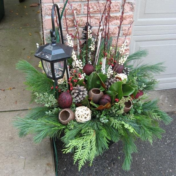 Beautiful Outdoor Urn Decoration Idea On Christmas Eve