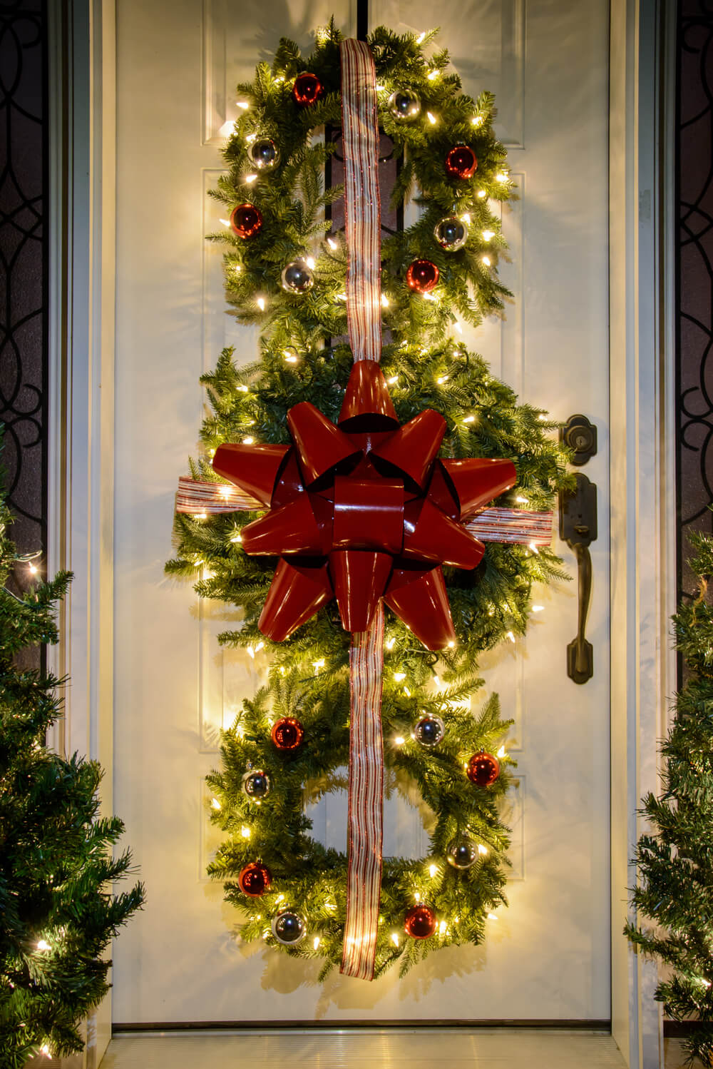 Creative Trio Wreath Lightning Idea on Christmas Eve With Ribbon Metal Bow