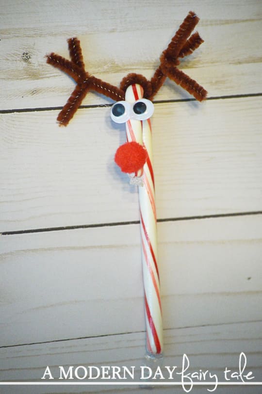 DIY Reindeer Craft Made With Candy Cane, Googly Eyes & Pipe Cleaner DIY Reindeer Candy Cane craft For Kids