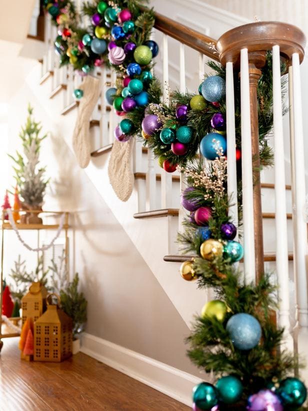Decorate Your Staircase On Christmas With This Simple Decoration Idea : Christmas Indoor Decoration