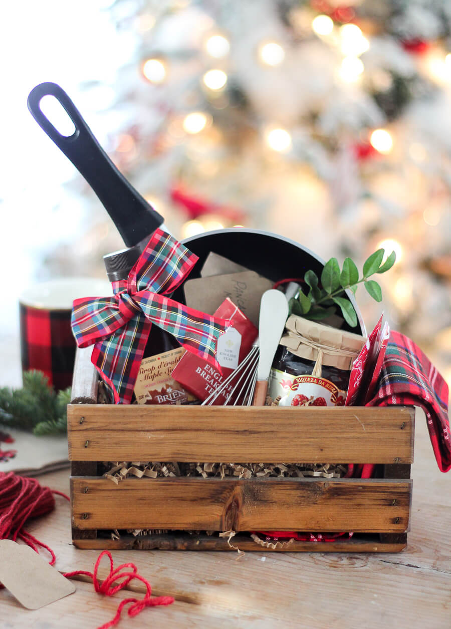 Easy Christmas Gift Wrapping Basket Idea For Breakfast