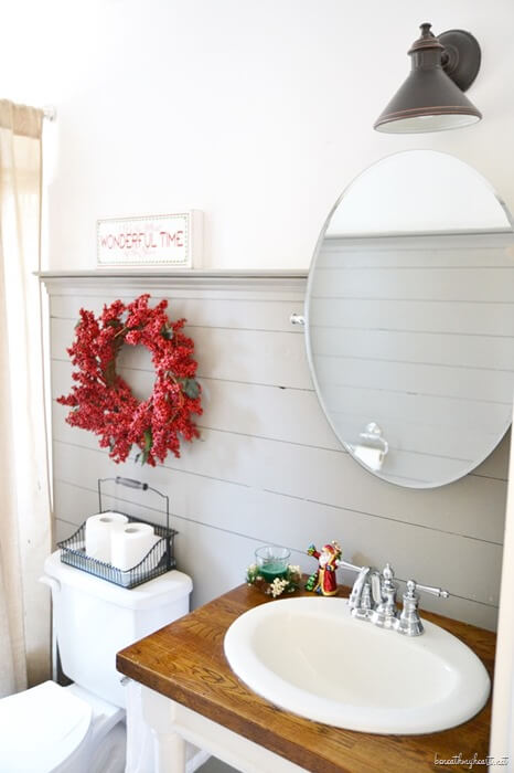 Easy Christmas Wreath Bathroom Decoration For Guest : Christmas Bathroom Decor Ideas
