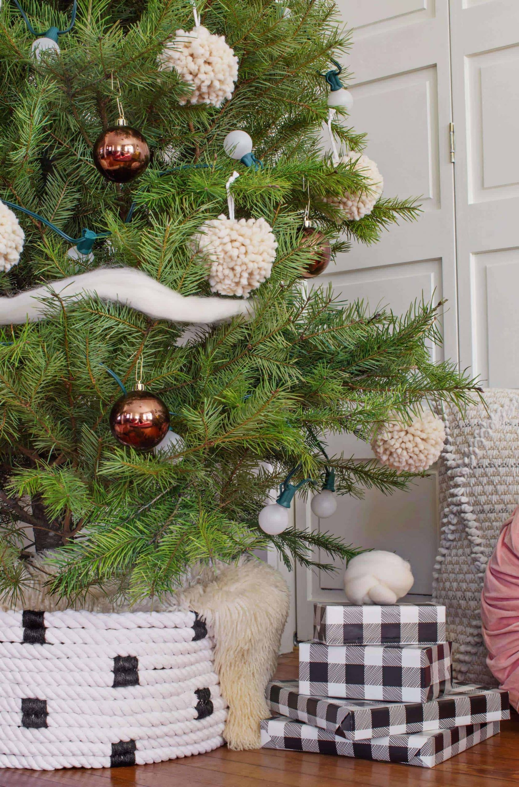 Easy-Peasy Christmas Tree Collar Craft With White Ropes