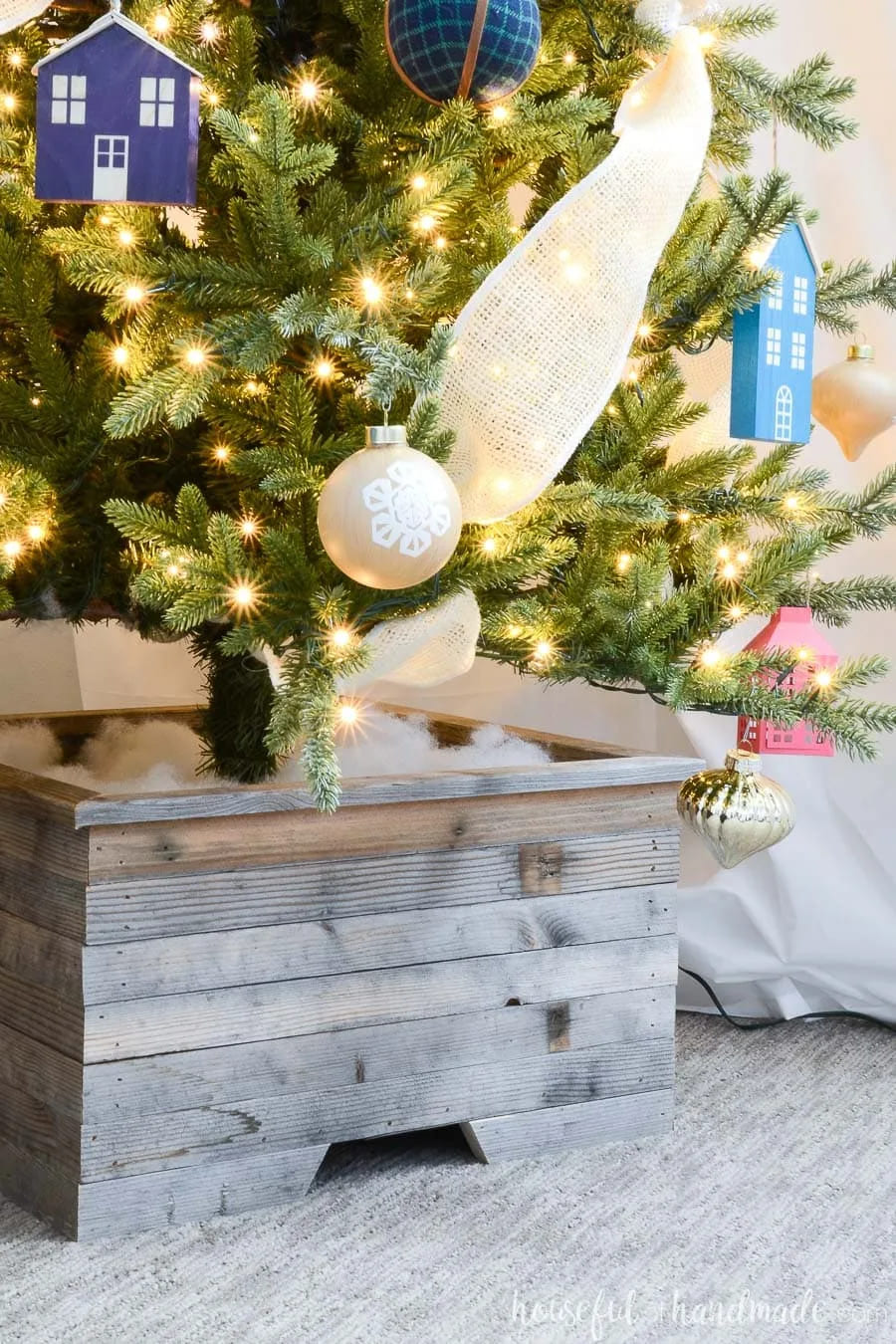 Easy-Peasy Wooden Christmas Tree Stand Cover Craft Idea