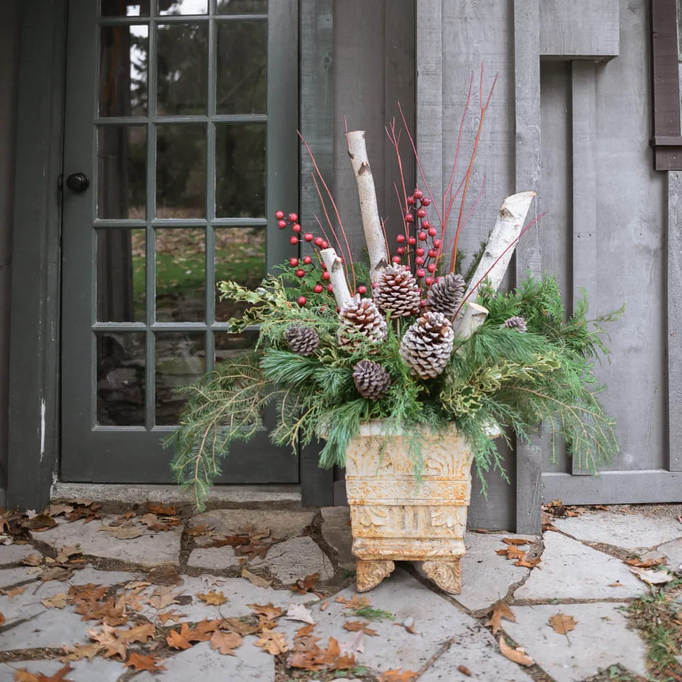 Easy-To-Make Pinecone Urn Decoration Idea For Christmas Eve : Christmas Urn & Windowbox Filler Ideas