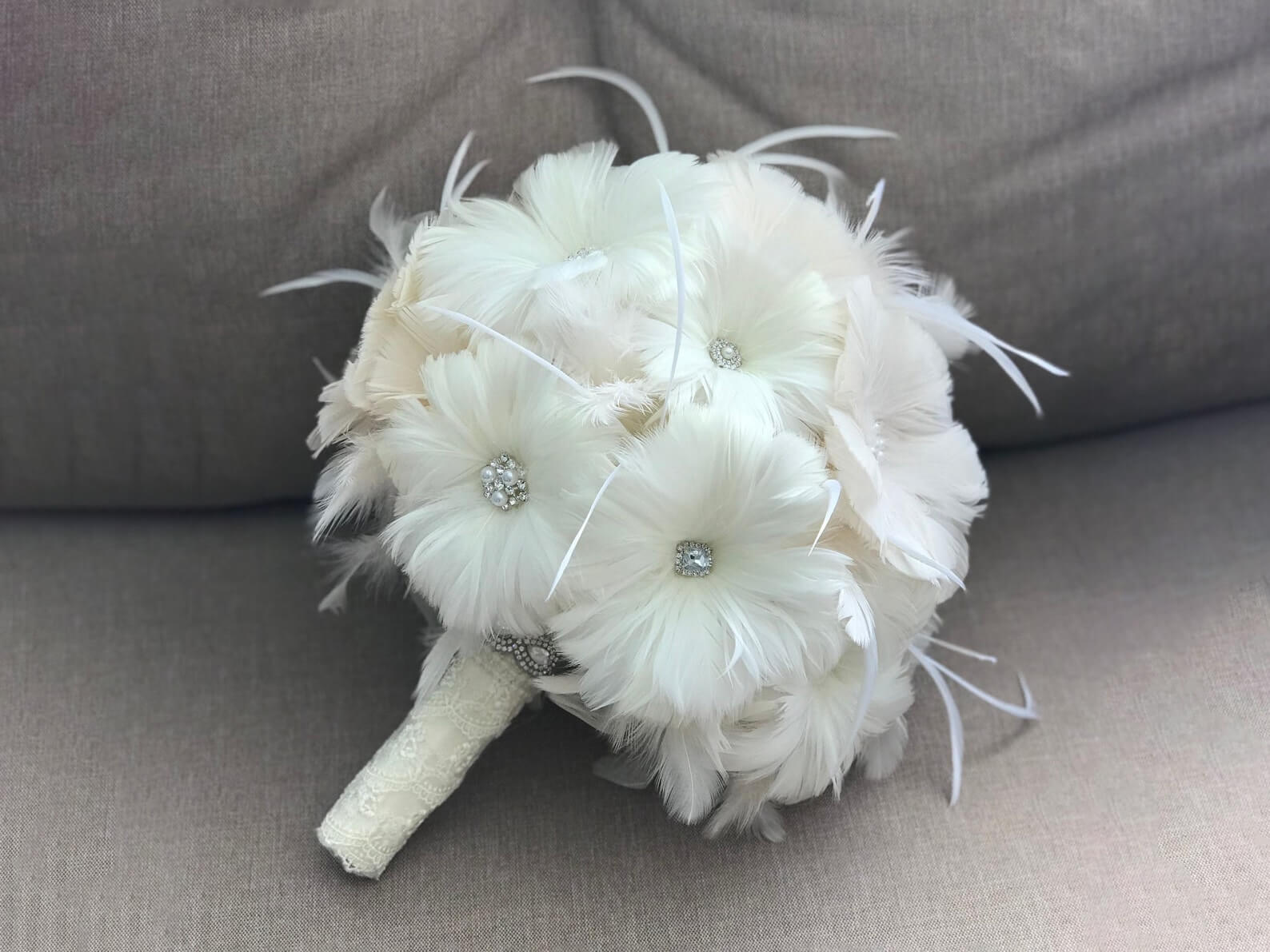 Fun-To-Make White Color Feathered Bouquet For A Wedding : Feather Bouquet Ideas