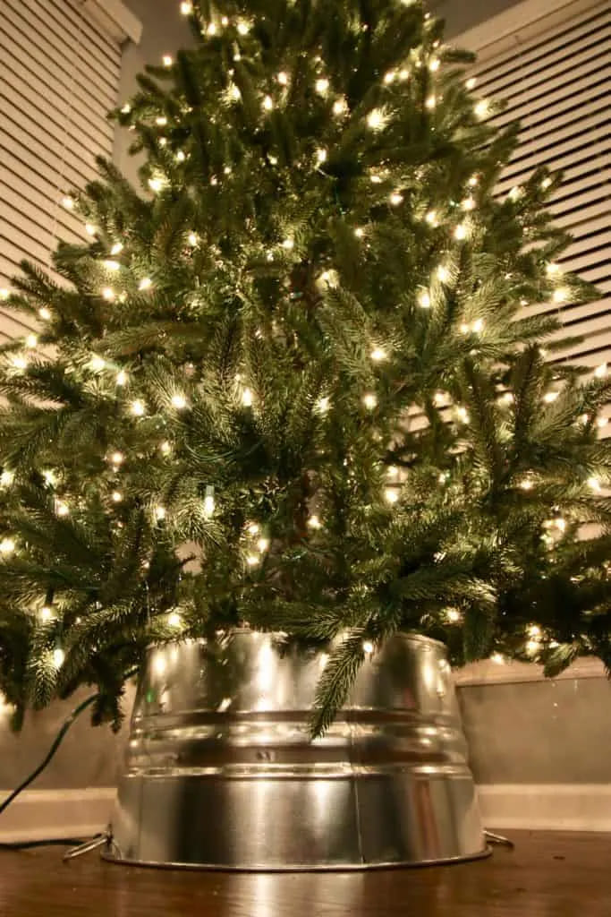 Make A Easy Christmas Tree Skirt With Galvanized Steel Bucket : Christmas Tree Collar Making Ideas