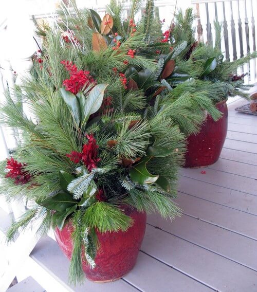 Make Outdoor Look More Attractive With Some Filled Up Urns On Christmas Eve