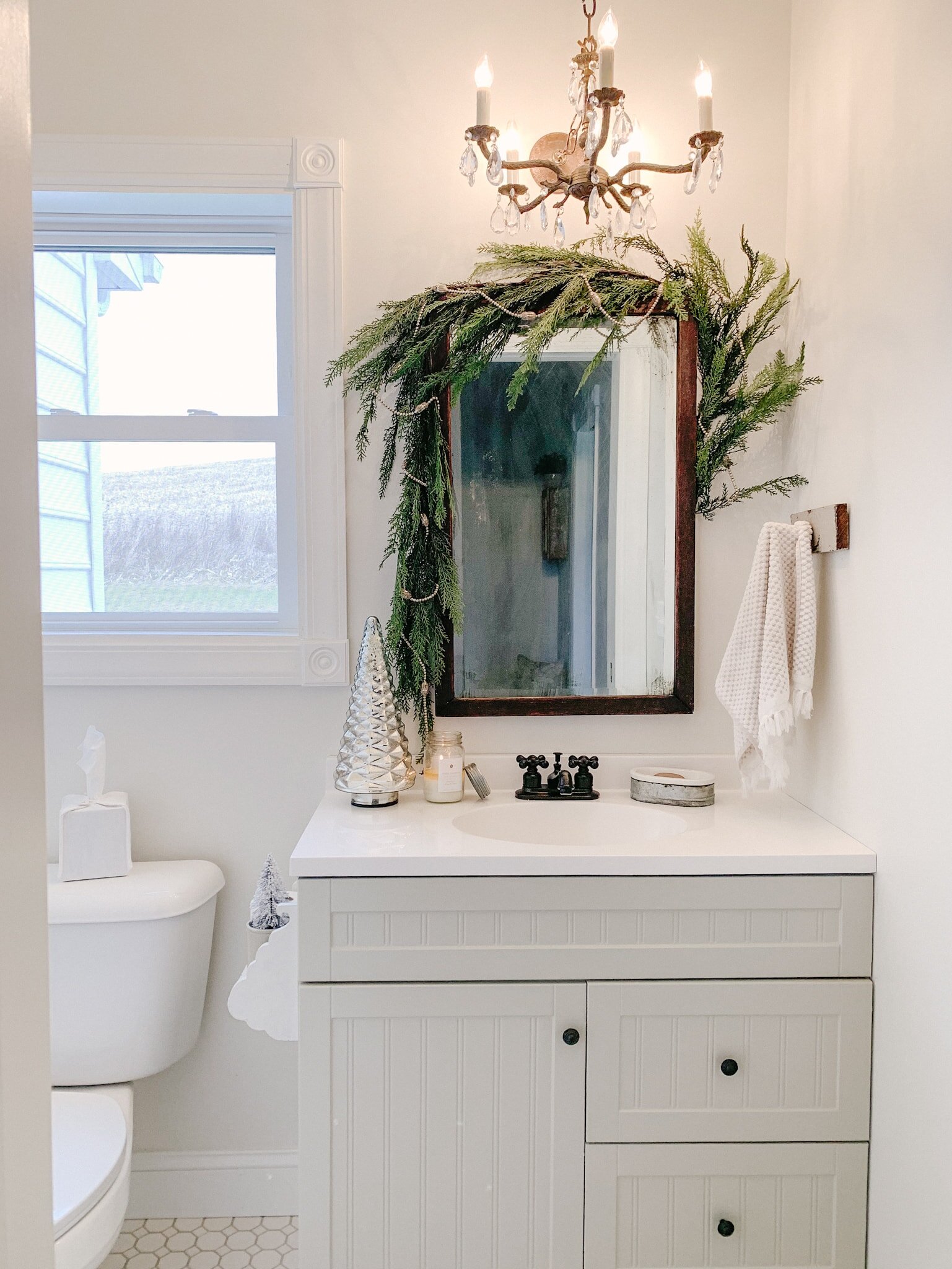 Pretty Small Bathroom Garland Decoration On Mirror : Christmas Bathroom Decor Ideas