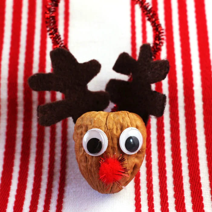 Walnut Reindeer Craft Using Pipe Cleaner, Googly Eyes & Pom Poms Easy Reindeer Crafts For Kindergartners