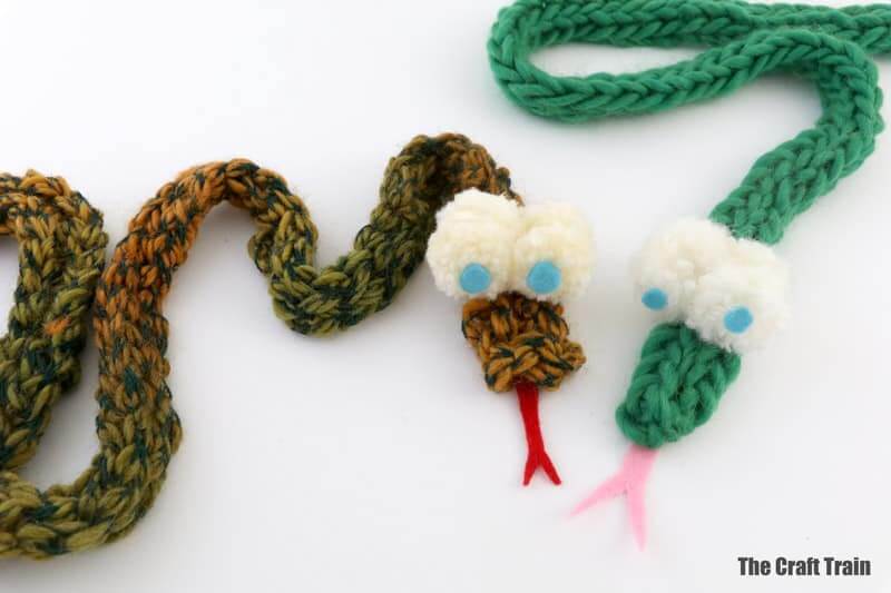 Adorable Finger Knitted Snake Craft With YarnThings to do with yarn and fingers 
