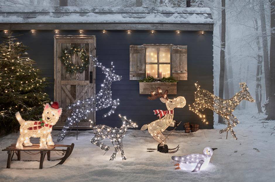 Attractive Shiny Light Molded Animal Decoration Idea On Christmas Eve Outdoor Christmas Party Decoration Ideas 