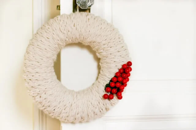 Beautiful Yarn Wreath Making Idea Using Finger Knitting Method Things to do with yarn and fingers 