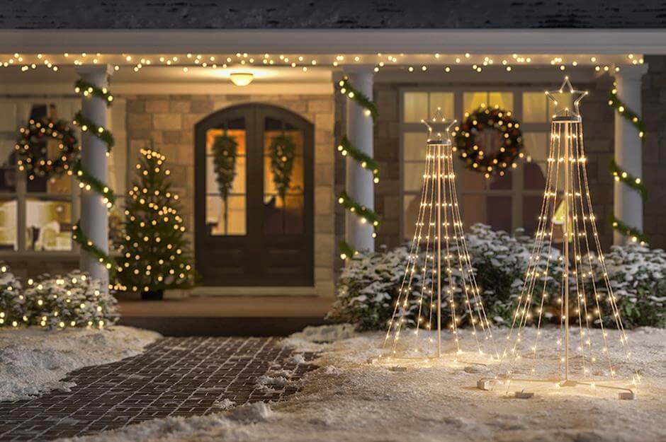 Easy & Adorning Shinny Light Theme For Your Backyard On Christmas Eve Outdoor Christmas Party Decoration Ideas 