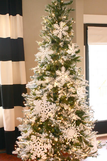Fun To Make Beautiful Christmas Tree Decoration With Snowflakes