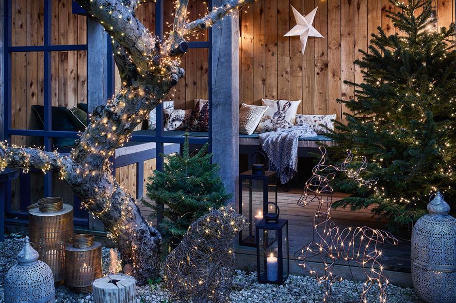 Let You Enjoy The Shimmers Of Sky By Decorating The Backyard Area Outdoor Christmas Party Decoration Ideas 