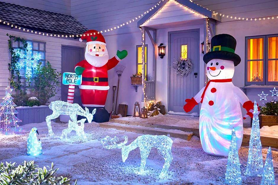 Use Some Shinny Theme To Decorate Your Backyard Outdoor Christmas Party Decoration Ideas 