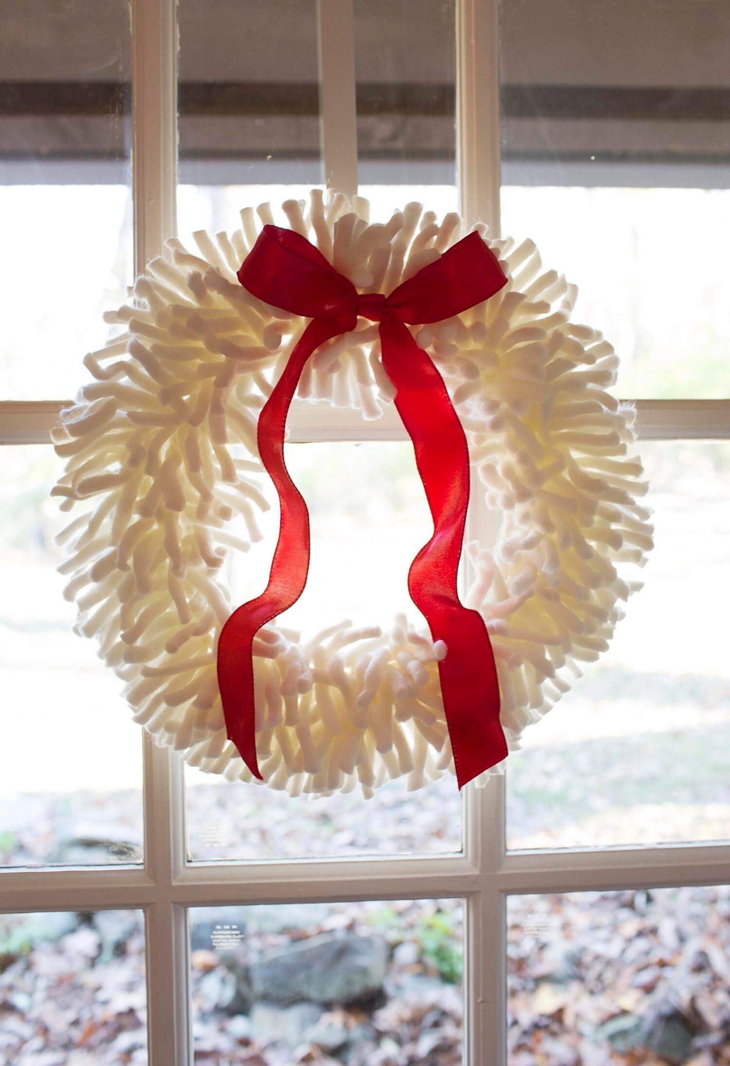 Beautiful Yarn Christmas Wreath Craft : DIY Yarn Projects for This Winter