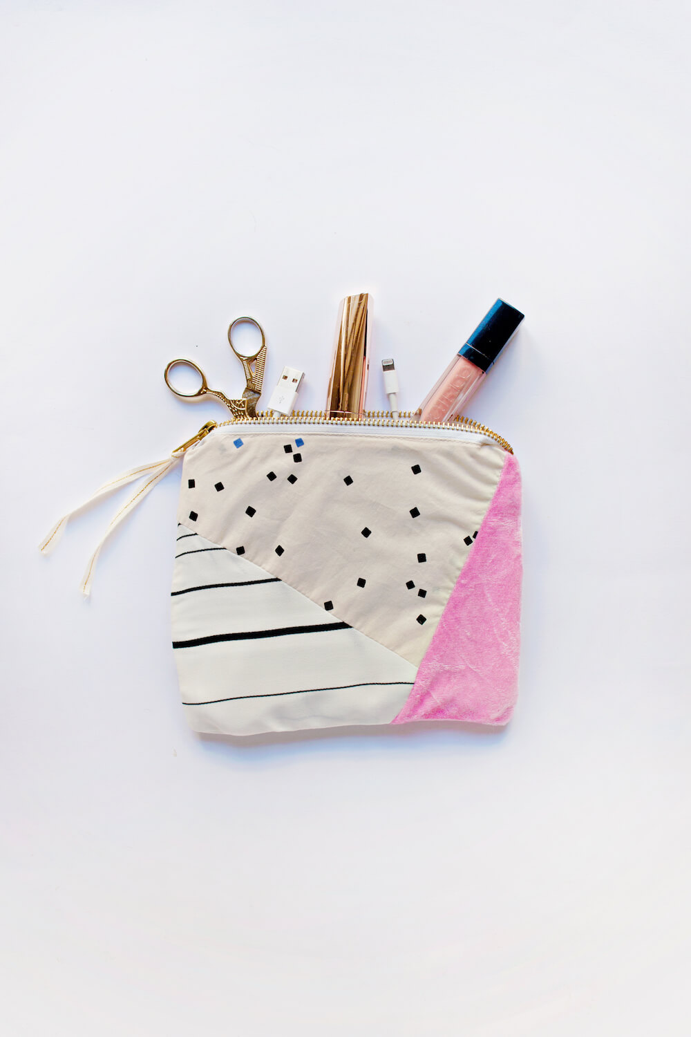 Cute Little Makeup Fabric  Zipper Pouch DIY : Fabric Craft Ideas To Make And Sell