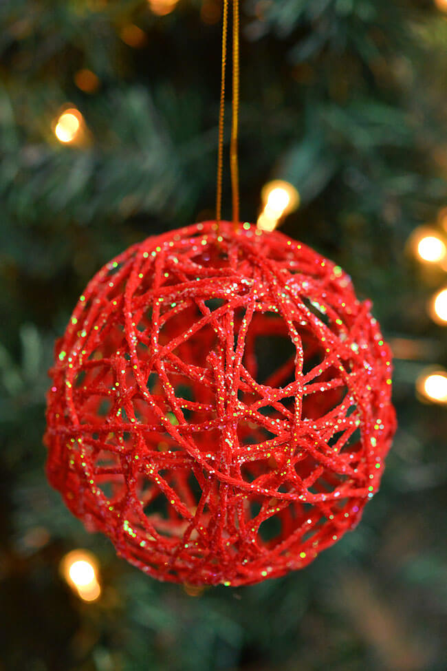 Glittery Yarn Christmas Snowball Ornamental Craft : DIY Yarn Projects for This Winter