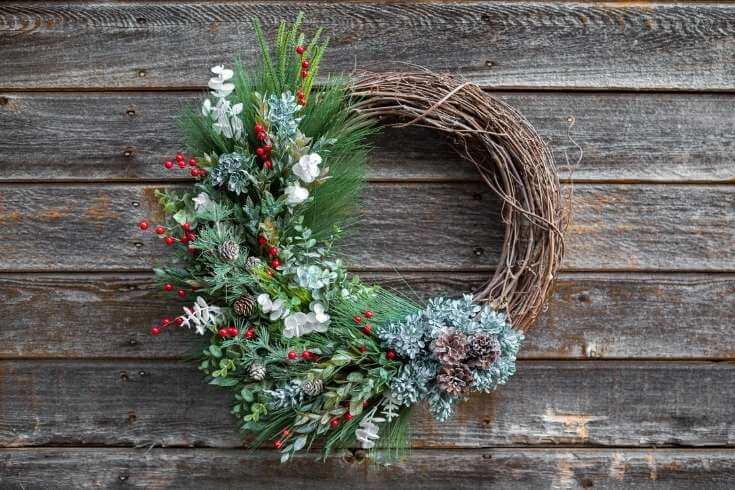 Amazing Winter White Glitter Wreath CraftDIY Glitter Wreath Ideas