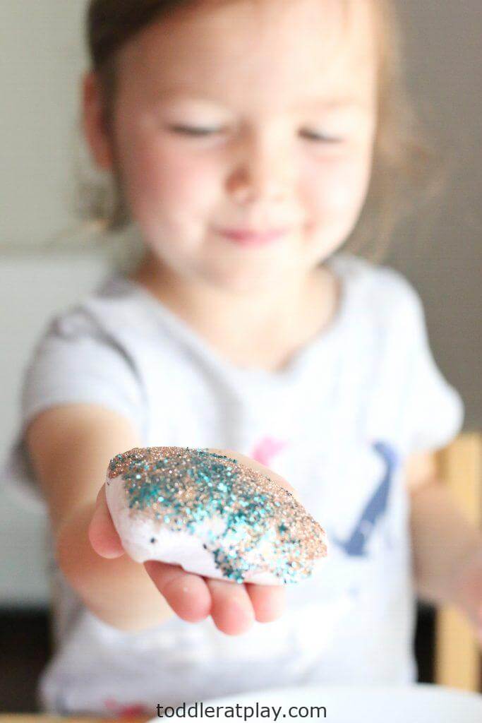 Beautiful Seashell Glitter Craft For Toddlers To Enjoy-Crafts with glitter for the younger set