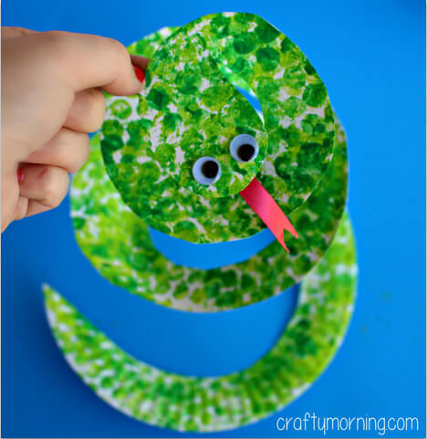 Bubble Wrap And Paper Plate Snake Painting Activity For Toddlers