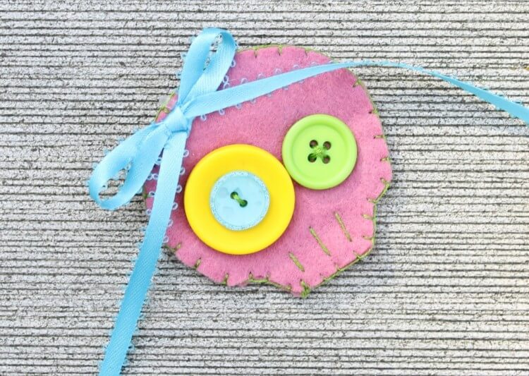 Creative Skull Brooches Made With Felt, Buttons & Ribbons