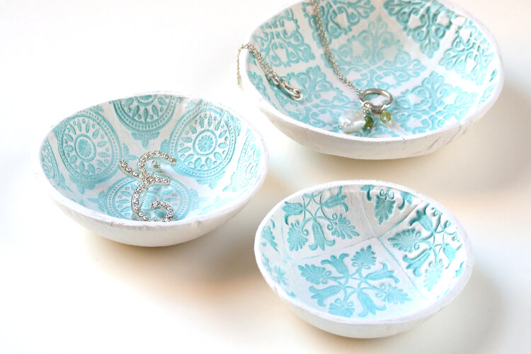 DIY & Easy Air Dry Clay Bowls For Keeping Trinkets Easy DIY air dry ring holder Crafts