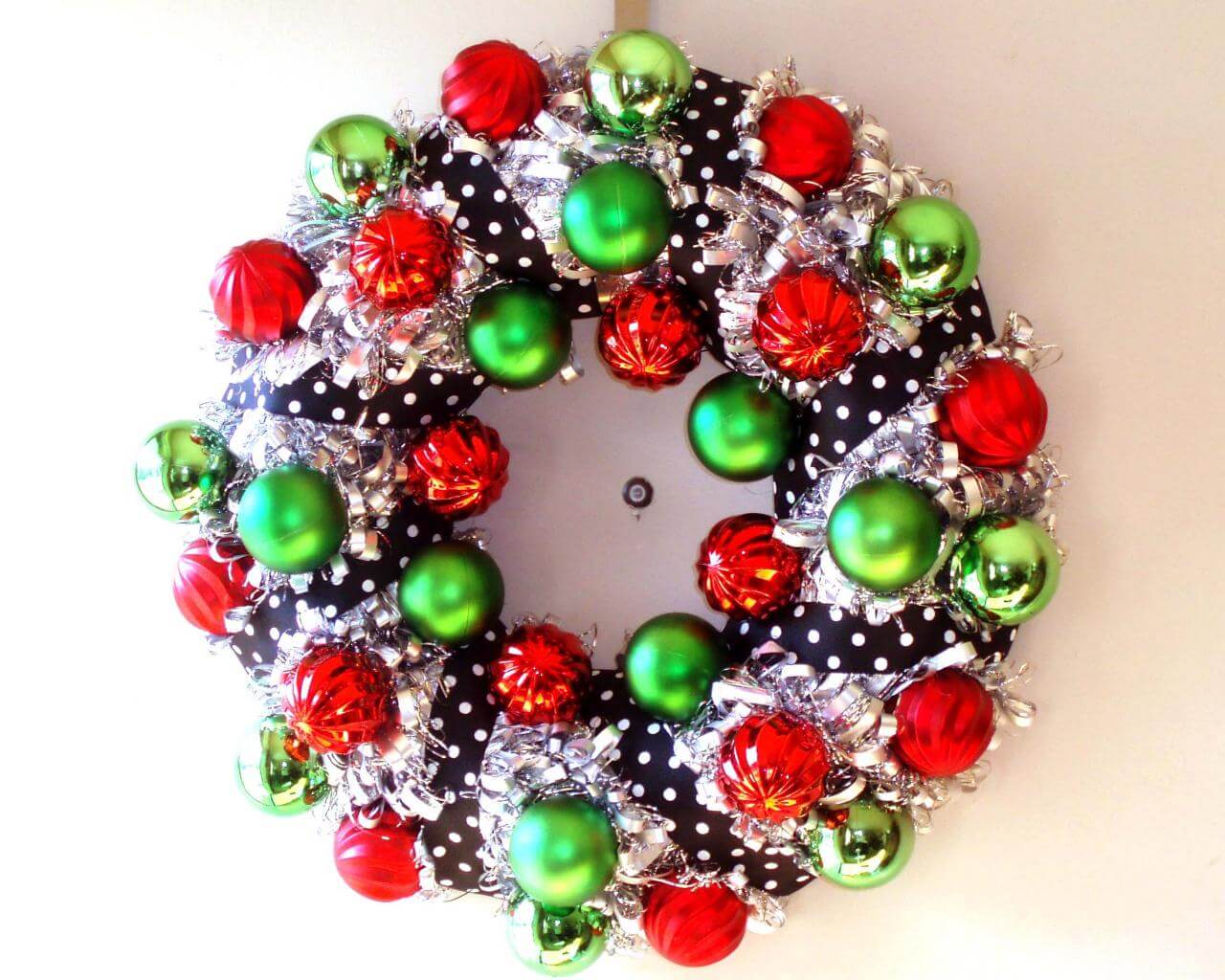 DIY Gorgeous Wreath Craft For Christmas Wall Decor