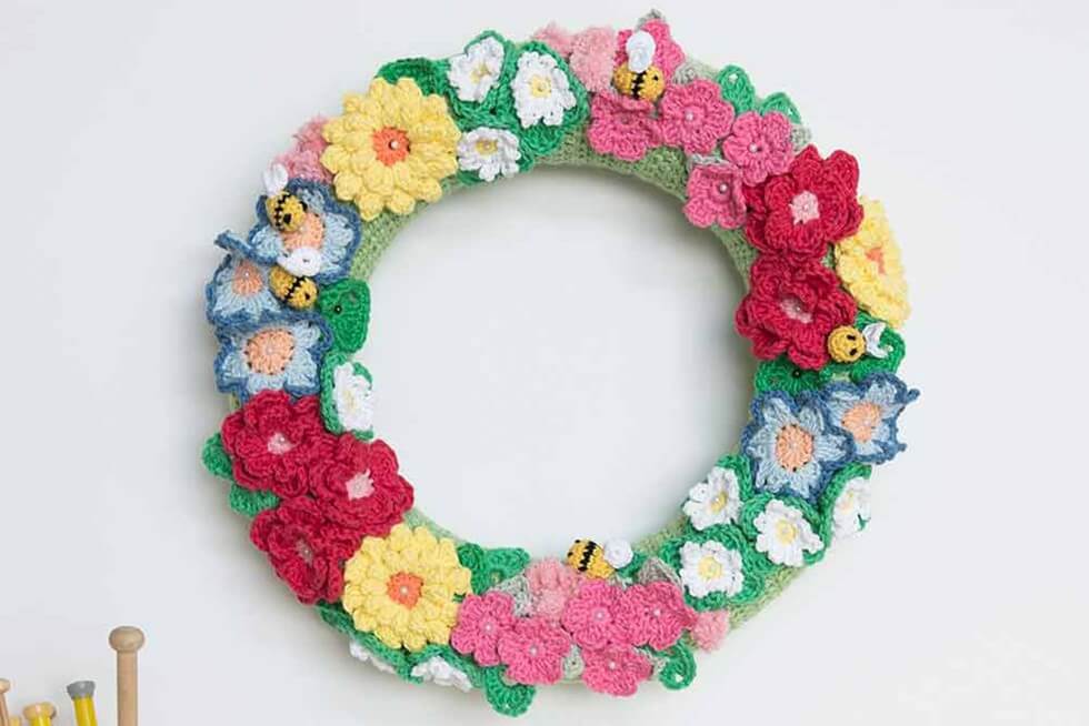 Easy-To-Make Crochet Flowers Wreath Idea For Home Decor Crochet Flower Patterns