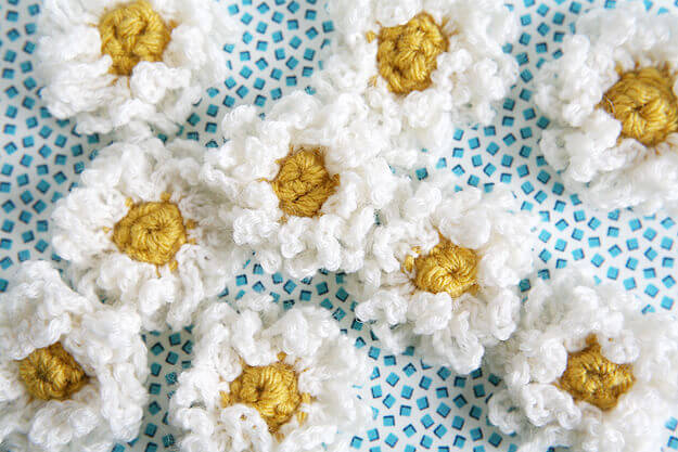 Elegant White Daisies Crochet Design Idea