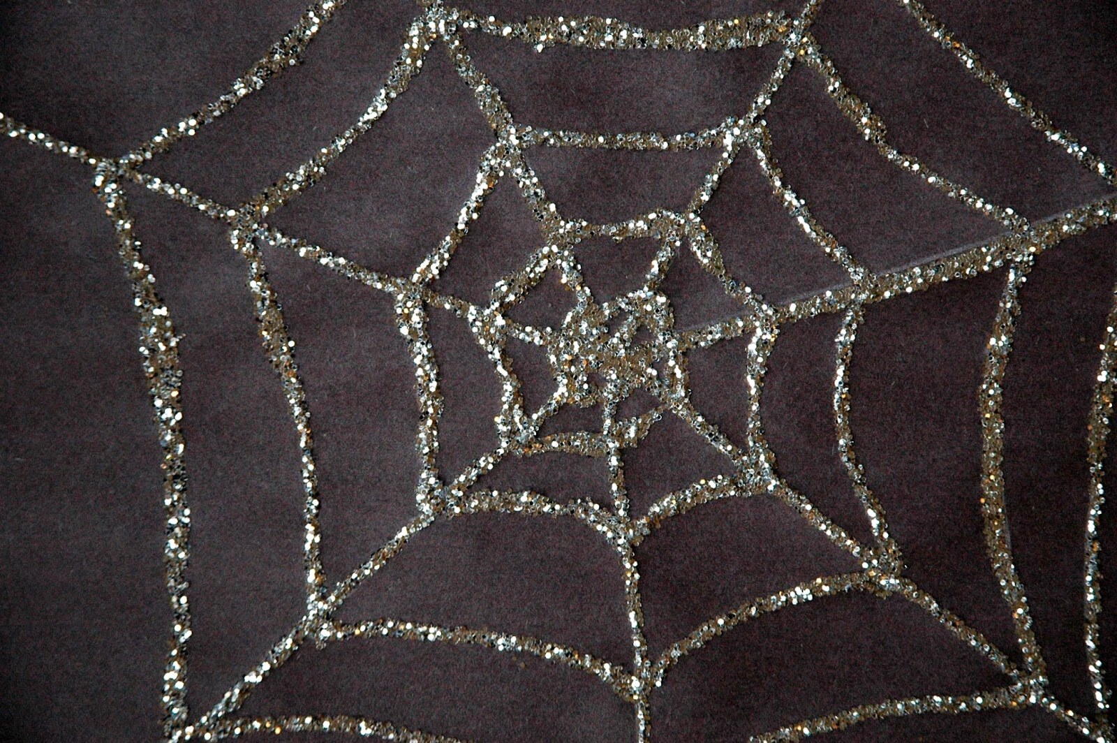 Fun To Make Spider Web Craft Tutorial Using Glitter & Glueglitter crafts for preschoolers