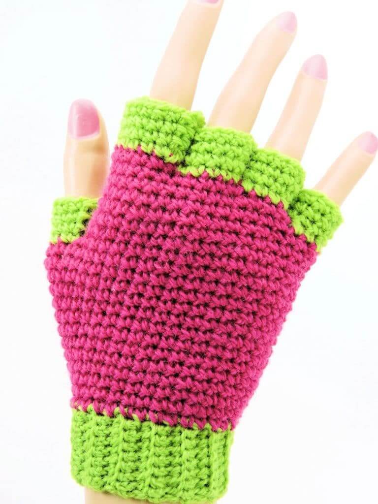 Pretty Dual Color Crochet Mitts Crochet Fingerless Gloves Patterns 
