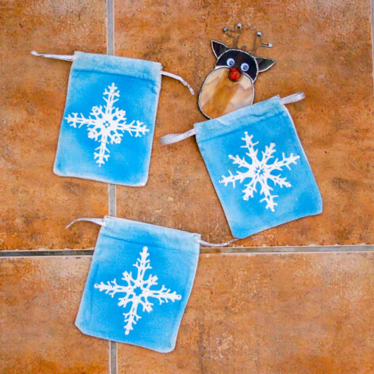 Snowflake Themed Gift Pouch Art Idea For Kids