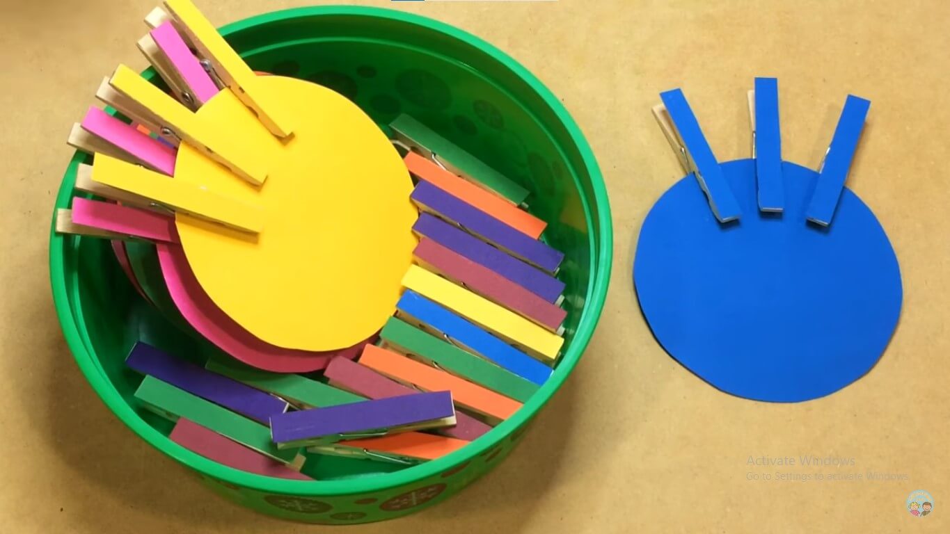 Toddlers Clothespin Color Match Learning Activity
