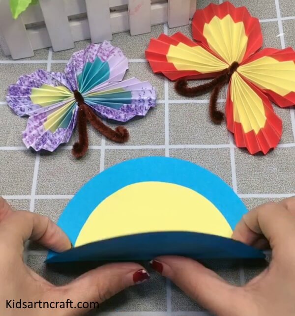 Folding construction Paper To make The Body of The Butterfly For Kids