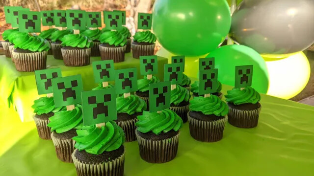 Adorable Minecraft Themed Birthday Cupcake Design Idea For Parties