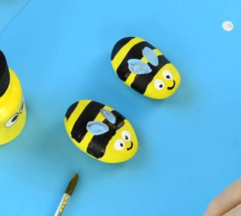 Adorable Stone painting Craft Idea of Honey Bees Honey Bee Painted Rock Ideas