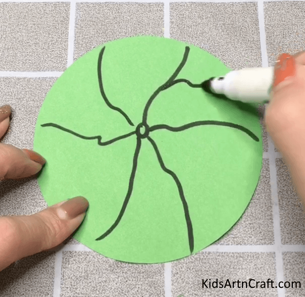 DIY Designing Paper With Marker For Slinky Frog Craft